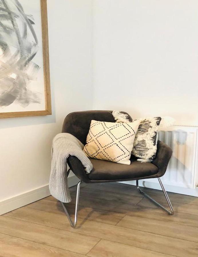 See Our Amazing Score At The Kepties - 5 X Luxurious Serviced Apartments - With Gardens - Fully Equipped - Free Parking - By Orion Short Stays - See Our Other Individual Listings --- This Is For Brand Awareness Only --- アーブロース エクステリア 写真