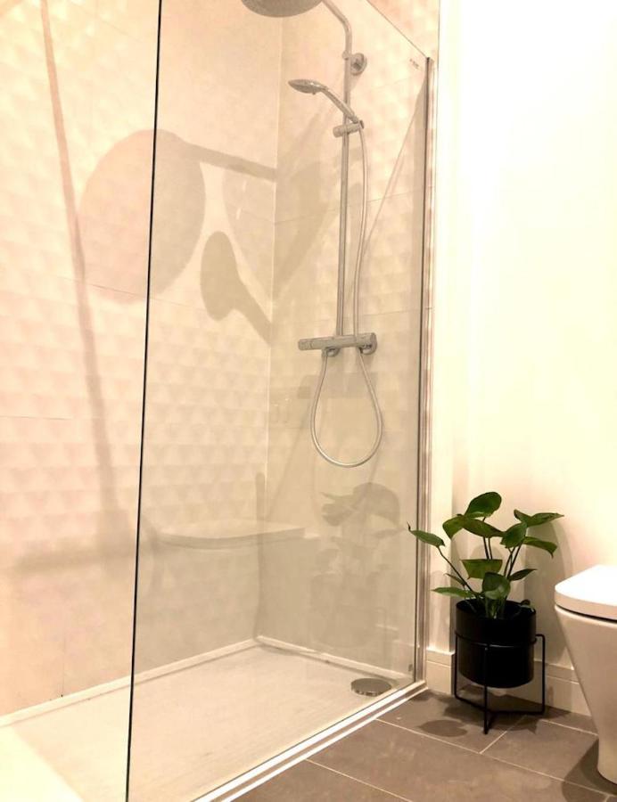See Our Amazing Score At The Kepties - 5 X Luxurious Serviced Apartments - With Gardens - Fully Equipped - Free Parking - By Orion Short Stays - See Our Other Individual Listings --- This Is For Brand Awareness Only --- アーブロース エクステリア 写真