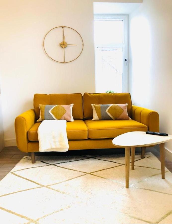 See Our Amazing Score At The Kepties - 5 X Luxurious Serviced Apartments - With Gardens - Fully Equipped - Free Parking - By Orion Short Stays - See Our Other Individual Listings --- This Is For Brand Awareness Only --- アーブロース エクステリア 写真