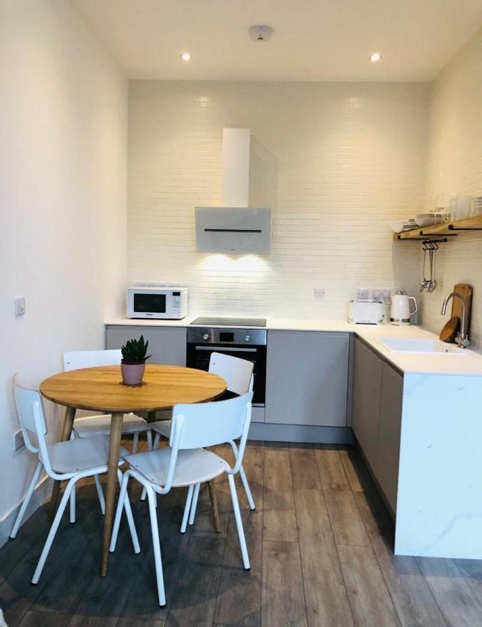 See Our Amazing Score At The Kepties - 5 X Luxurious Serviced Apartments - With Gardens - Fully Equipped - Free Parking - By Orion Short Stays - See Our Other Individual Listings --- This Is For Brand Awareness Only --- アーブロース エクステリア 写真