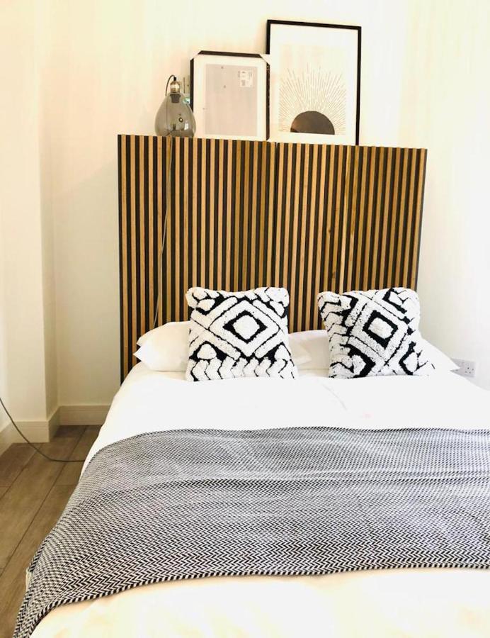 See Our Amazing Score At The Kepties - 5 X Luxurious Serviced Apartments - With Gardens - Fully Equipped - Free Parking - By Orion Short Stays - See Our Other Individual Listings --- This Is For Brand Awareness Only --- アーブロース エクステリア 写真