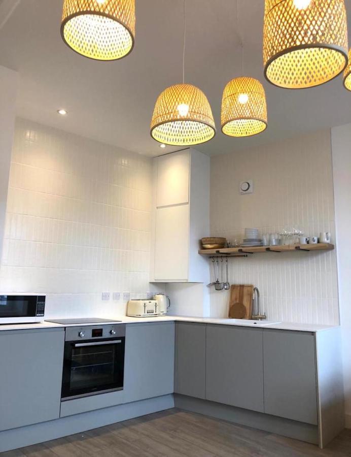 See Our Amazing Score At The Kepties - 5 X Luxurious Serviced Apartments - With Gardens - Fully Equipped - Free Parking - By Orion Short Stays - See Our Other Individual Listings --- This Is For Brand Awareness Only --- アーブロース エクステリア 写真