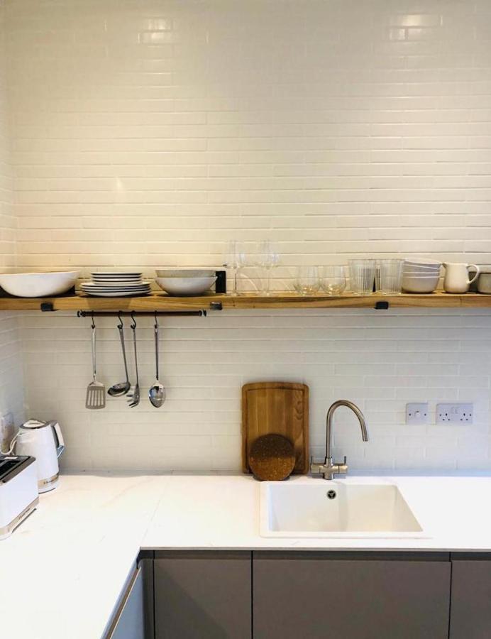 See Our Amazing Score At The Kepties - 5 X Luxurious Serviced Apartments - With Gardens - Fully Equipped - Free Parking - By Orion Short Stays - See Our Other Individual Listings --- This Is For Brand Awareness Only --- アーブロース エクステリア 写真
